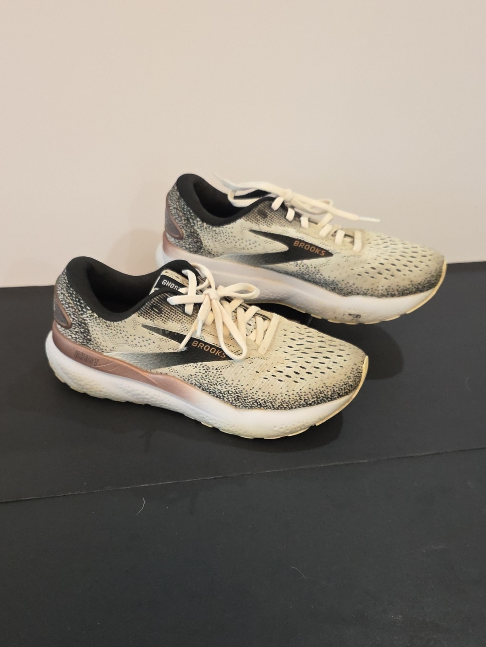Brooks Ghost 16 Women's Running Shoes Cream with Rose Gold Trim Size 7.5